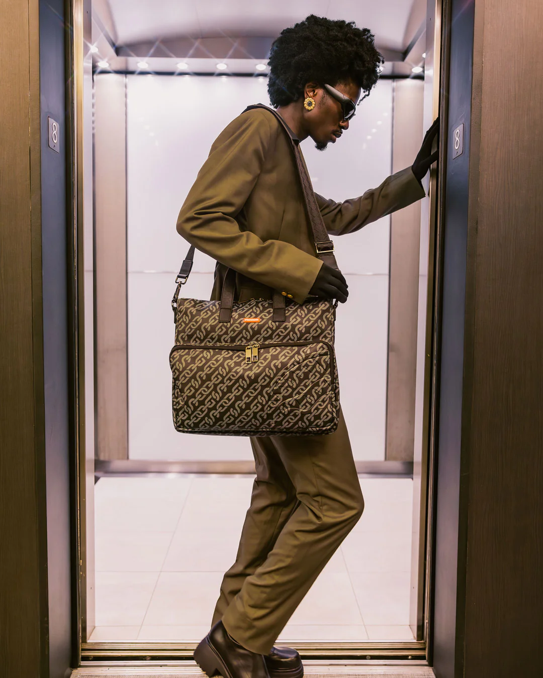 MAGNETIC PULSE TRAVEL BAG - Image 4